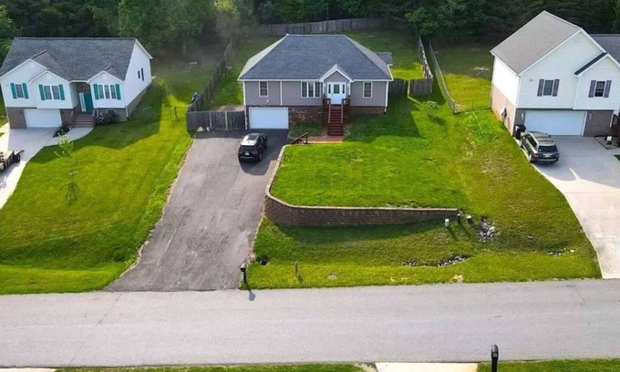 Lynchburg House | Spacious 6-bedroom house close to LU in Lynchburg with WiFi, AC