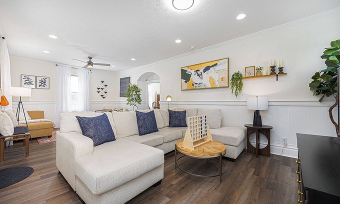Columbus House | Spacious 6BD 1.5BA Home Near CMH, Downtown, OSU