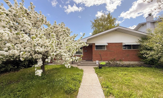 Varsity House | Spacious 6BR and 2BA in Varsity – Walk to U of Calgary