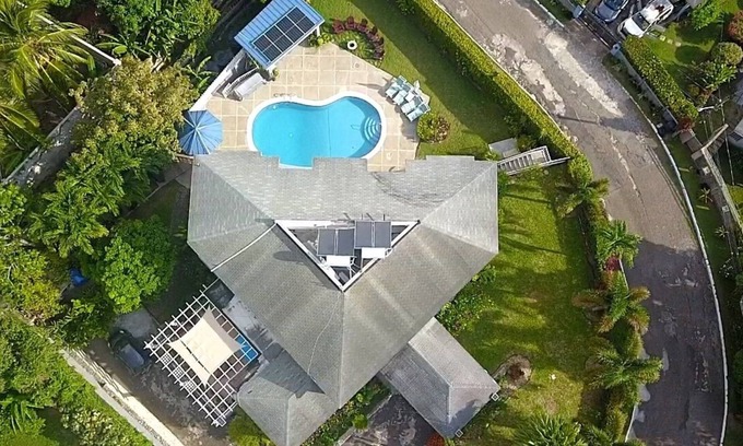 Saint Andrew House | Spacious 7-bedroom house with WiFi, AC in wonderful Kingston