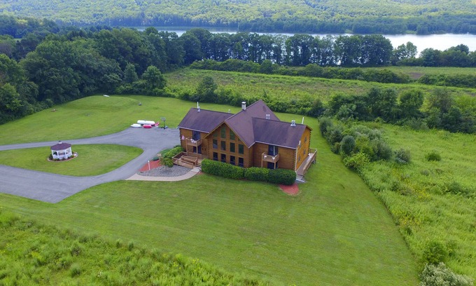 Aquashicola Cabin | Spacious 8BD/7BA bed&breakfast on Beltzville Lake in Southern Poconos