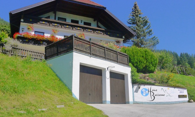 Sankt Michael im Lungau Apartment | Spacious and well-appointed apartment with private balcony and mountain view