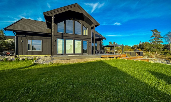 Stromstad Villa | Spacious and modern villa with spectacular sea views