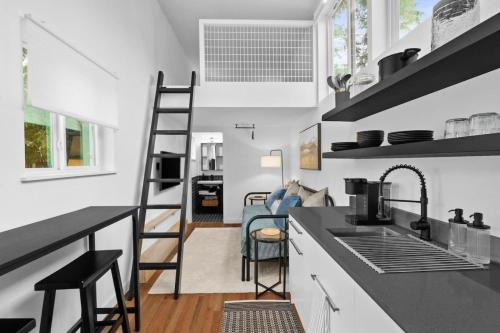 Holly Apartment | Spacious and Bright with Deck Walkable to 6th St