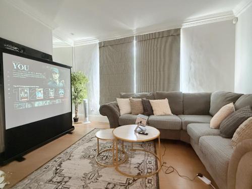 Churchill Villa | Spacious and cosy 3BRs 5F House in Heart of London