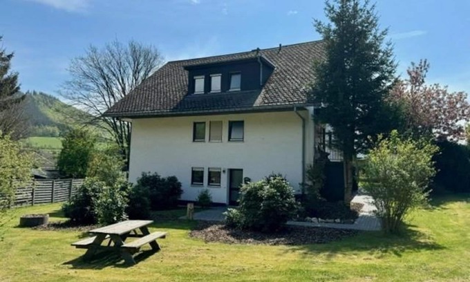 Elkeringhausen Apartment | Spacious and cozy apartment in Winterberg-Elkeringhuizen, balcony and large garden