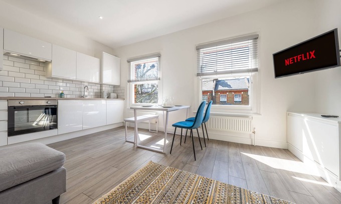 Queen's Park Apartment | Spacious and Modern 2 Double Bedroom Private Apartment