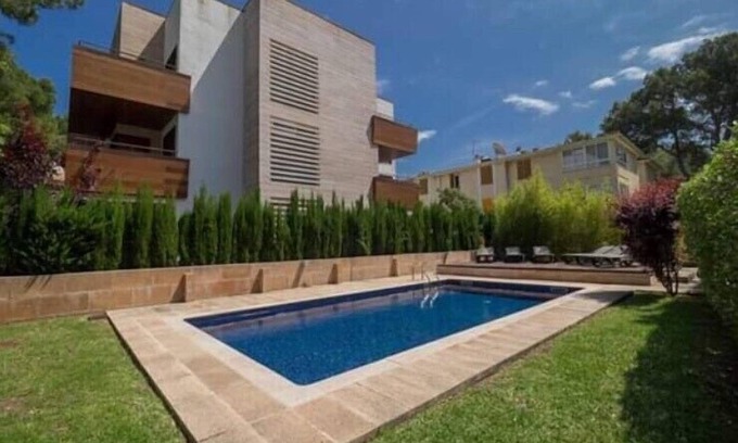 Puerto de Pollensa Apartment | Spacious and sleek apartment with pool just a 5 minute walk to beach/nightlife.