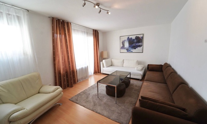 Am Pragfriedhof Apartment | Spacious apartment in the heart of Stuttgart.