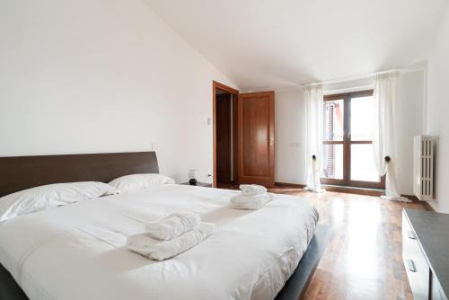 Bruzzano Apartment | Spacious Apartment 600 mt to Metro M3 Comasina