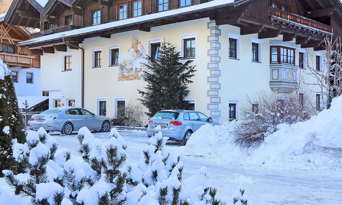 Huben House | Spacious Apartment in Längenfeld with Sauna
