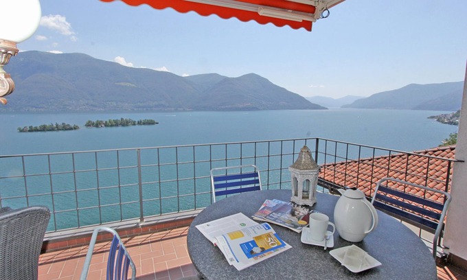 Ronco sopra Ascona Apartment | Spacious apartment with magnificent panoramic views of the Brissago Islands