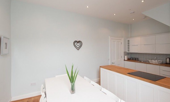 Merchiston Apartment | Spacious apartment in Edinburgh with Internet, Washing machine