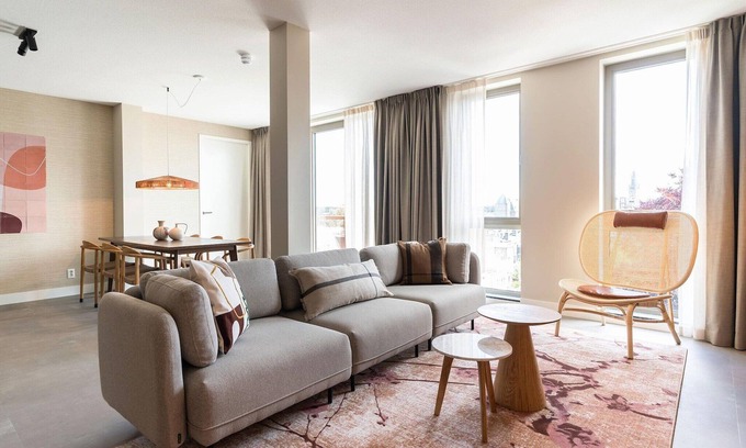 The Hague Center House | Spacious apartment in Den Haag with view