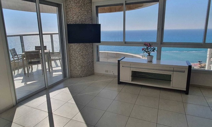 Bat Yam Apartment | Spacious apartment, view the sea from every window