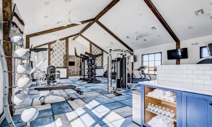Klein Apartment | Spacious apartment with lovely pool and gym