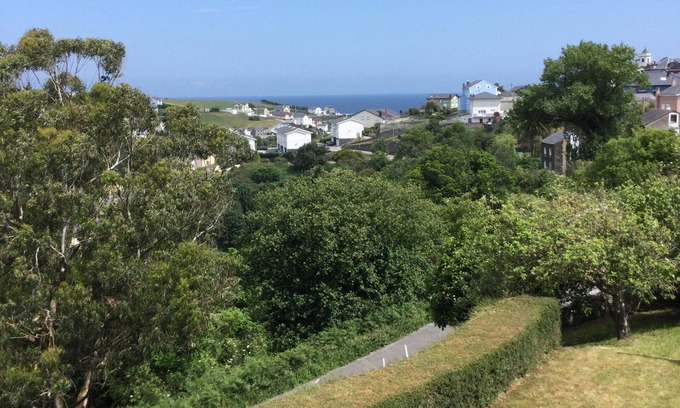 Loza Villa | Spacious Asturian style villa with sea views and local beach.