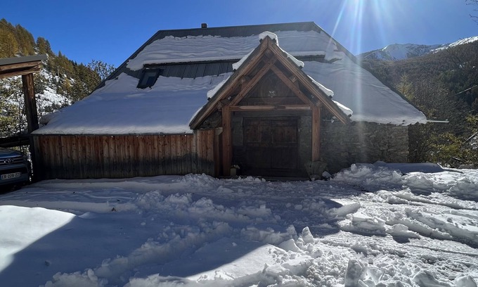 Allos Ski Chalet | Spacious, authentic farmhouse chalet
