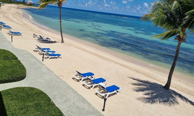 Colliers Bay Apartment | Spacious Beachfront Penthouse Studio -Sleeps 2