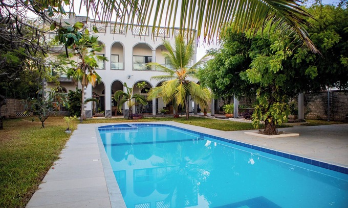 Kilifi House | Spacious Beachfront villa with 7 bedrooms and WiFi, AC in delightful Kilifi