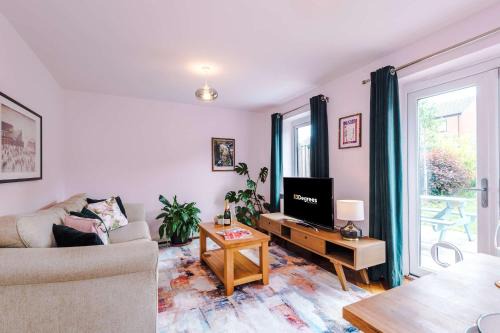 Manchester House | Spacious & Bright 2-Bed Home by 53 Degrees Property, Perfect for Couples with Parking & Garden