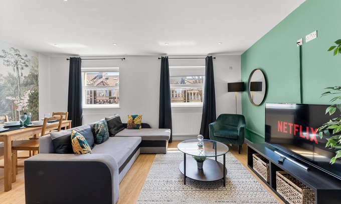 Hanham Apartment | Spacious Bristol Apartment - Parking & WIFI