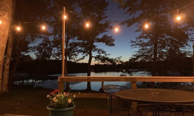Luck Cabin | Spacious cabin right on the lake, perfect for your next family vacation!