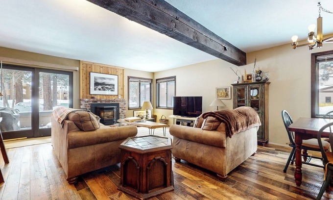 Mammoth Lakes Condo | Spacious Cabin, Rustic Décor. Near Restaurants. Pool & Tennis Court On-site