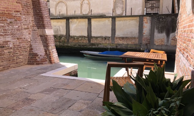 Dorsoduro Apartment | Spacious canal-side apartment in the heart of Venice