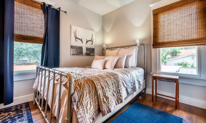 Tobin Hill Apartment | Spacious Carriage Apartment near Downtown, Pearl Brewery & Riverwalk
