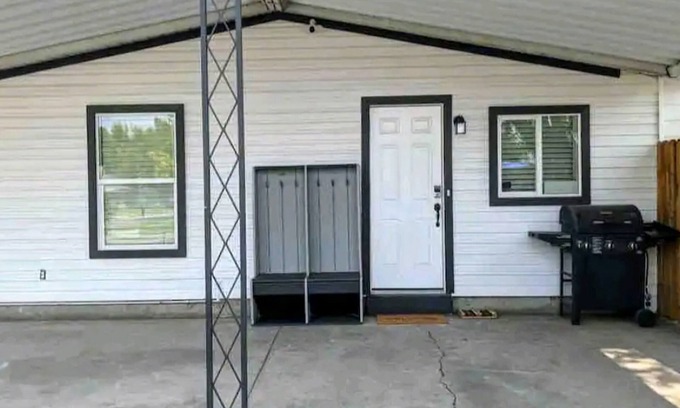 Taylorsville House | Spacious centrally located 1 bedroom by airport