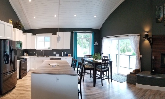 Hemlock Valley Ski Chalet | Spacious Chalet For Family Adventures (Pet Friendly!)