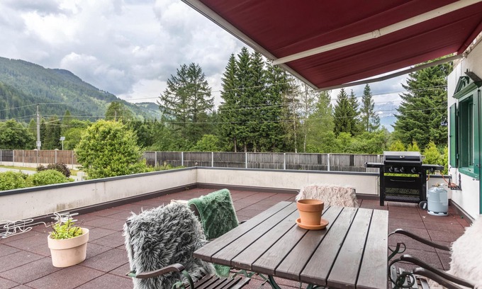 Gundhabing House | Spacious chalet, only 350m to the ski bus