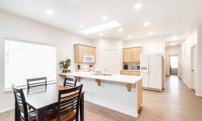 Twin Falls House | Spacious Cheerful Townhouse With Indoor Fireplace