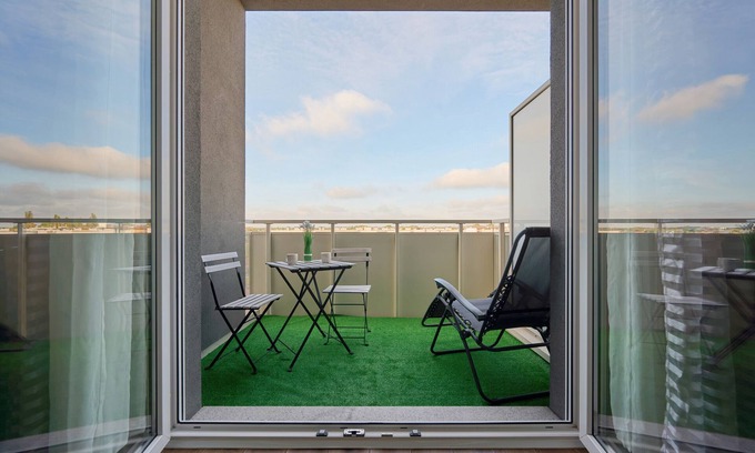 Psie Pole Apartment | Spacious & Colorful Apartment by Renters