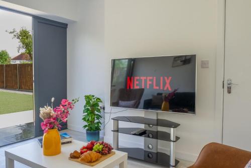 Harrow Apartment | Spacious & Comfortable Stay, 3 Min Drive from The Great Barn Harrow, Perfect for Wedding Guests with 2 Parking