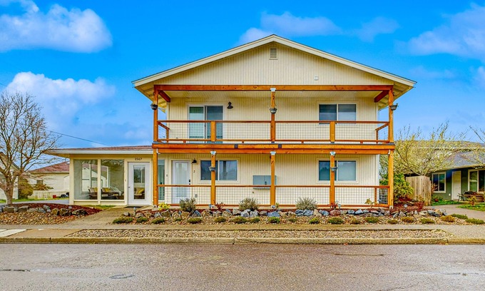Florence Condo | Spacious condo, close to the river, with WiFi, streaming, washer/dryer