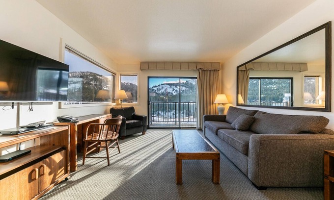 Truckee Condo | Spacious Condo w/Lake View #136 at Donner Lake Village