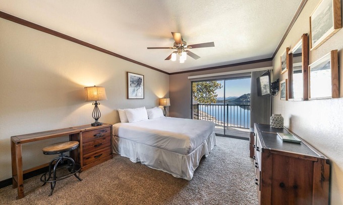 Truckee Condo | Spacious Condo w/Lake View #247 at Donner Lake Village