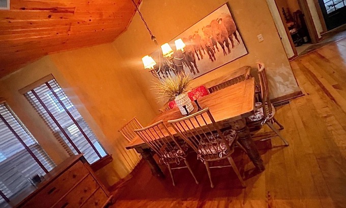 Camdenton Cottage | Spacious Cottage on Golfing Resort w/Ice Skating & Morenn