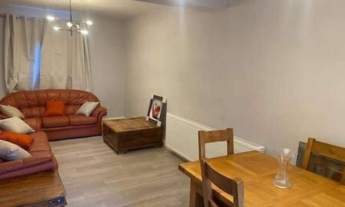 Christchurch House | Spacious & Cozy 3 Bedroom Home in Bexleyheath
