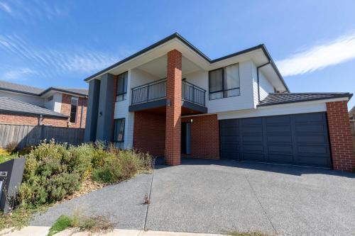 Point Cook House | Spacious Double Story Family House with Amazing City Views