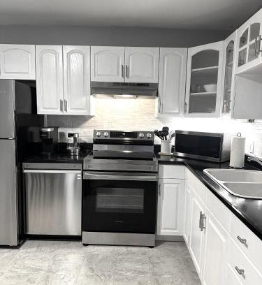 Yellowknife Apartment | Spacious Downtown 3BR Home, 4bds