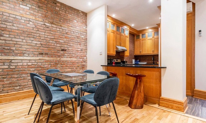Downtown Montreal Apartment | Spacious Downtown Montreal Apt-4BR/2BA, Free Wifi