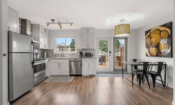 Cedarbrae House | Spacious Dual-Unit Home w King Suite, Sleeps 16 Close to Spruce Meadows