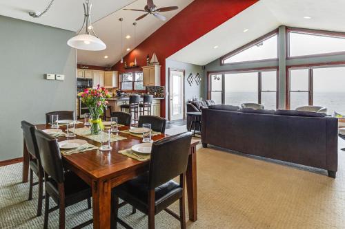 Lake Koshkonong House | Spacious Edgerton Home with Private Beach and Views!