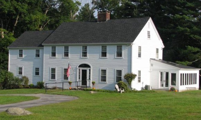 Peterborough House | Spacious Estate With Mtn Views! Private Setting, Great Family Home!
