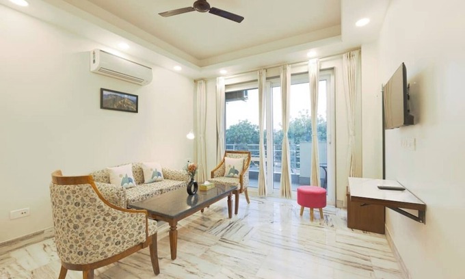 Gurugram Apartment | Spacious executive suite with bathtub & balcony
