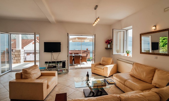 Orahovac House | Spacious Family 4BR Seaside House, Fantastic Sea Views, 20 Meters to Beach