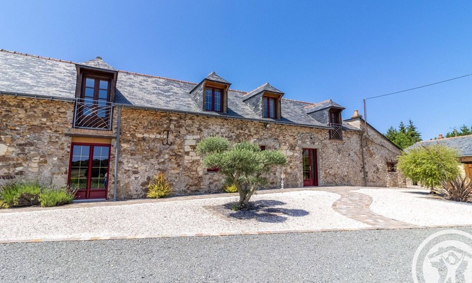 Echemire Cottage | Spacious Family Getaway: Private Pool, Modern Amenities, Close to Angers & La Flèche Zoo